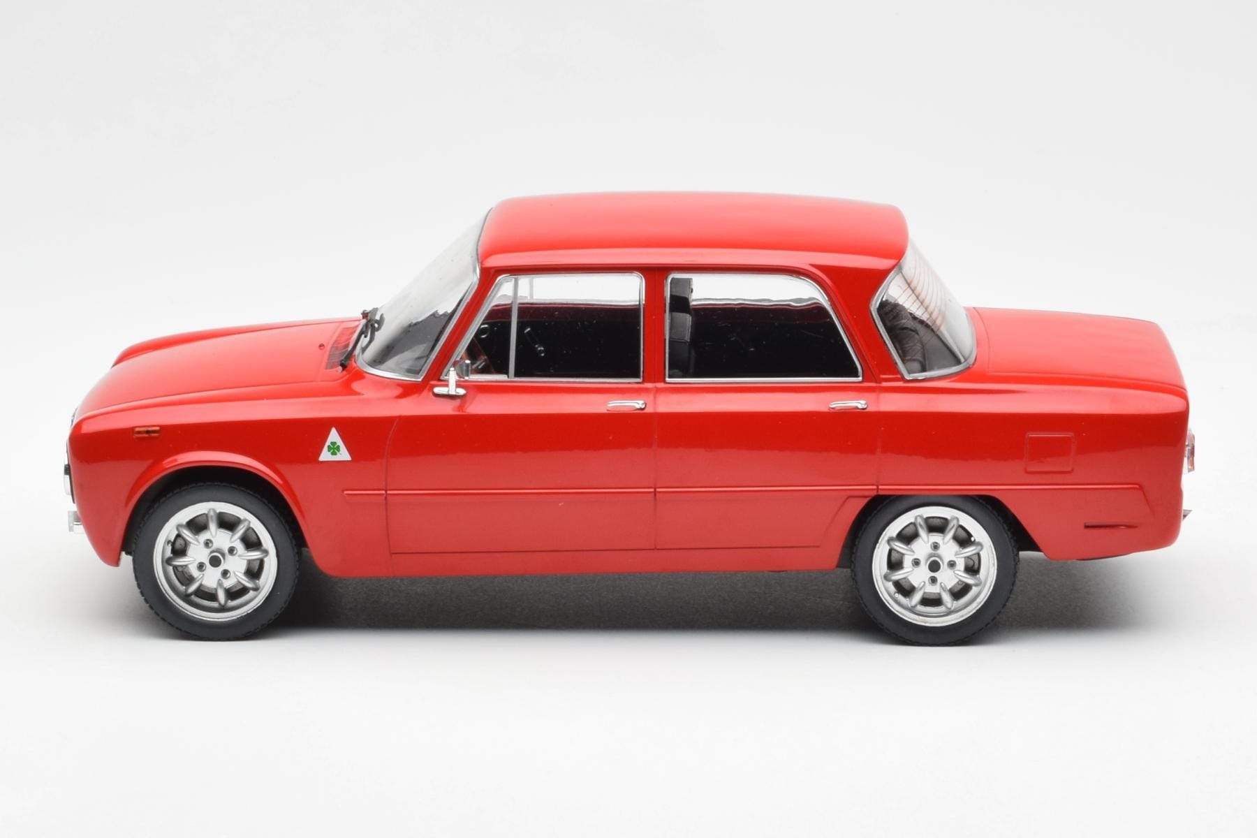 Alfa Romeo Giulia Nuova Super Rdeč Custom Wheels MCG 1:18 MCG18333 Kovina – slika 3 od 6