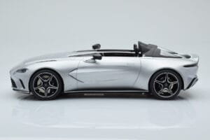 Aston Martin V12 Speedster Srebrna GT Spirit 1:18 GT430 Smola – slika 3 od 6