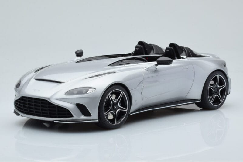 Aston Martin V12 Speedster Srebrna GT Spirit 1:18