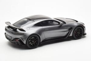 Aston Martin V12 Vantage Magnetic Srebrna GT Spirit 1:18 GT443 Smola – slika 2 od 6