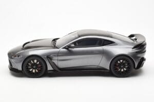 Aston Martin V12 Vantage Magnetic Srebrna GT Spirit 1:18 GT443 Smola – slika 3 od 6