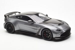 Aston Martin V12 Vantage Magnetic Srebrna GT Spirit 1:18 GT443 Smola – slika 4 od 6