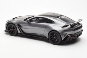 Aston Martin V12 Vantage Magnetic Srebrna GT Spirit 1:18 GT443 Smola – slika 5 od 6
