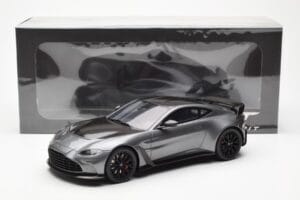 Aston Martin V12 Vantage Magnetic Srebrna GT Spirit 1:18 GT443 Smola – slika 6 od 6