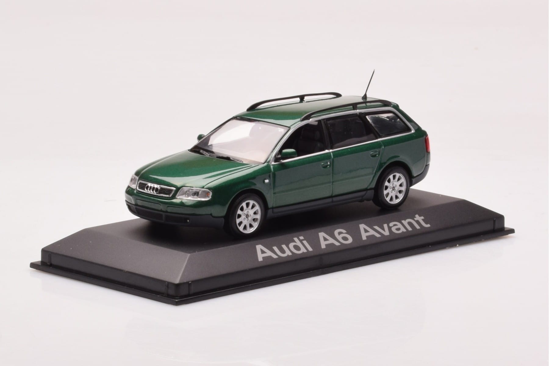 Audi A6 C5 Avant Zelen Minichamps 1:43 5010106213 Kovina – slika 2 od 4