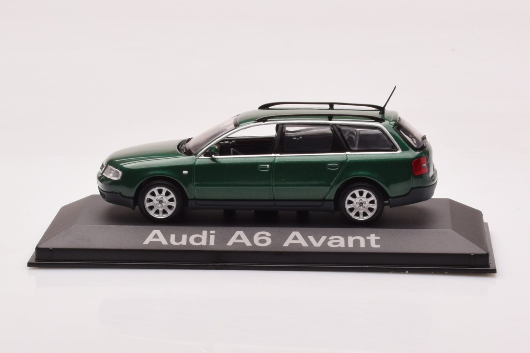 Audi A6 C5 Avant Zelen Minichamps 1:43 5010106213 Kovina