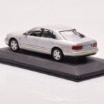 Audi A8 D2 Srebrn Zelen Pas Minichamps 1:43 - image 3 of 4