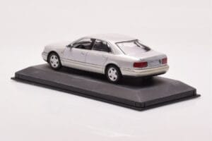 Audi A8 D2 Srebrn Zelen Pas Minichamps 1:43 AUDI-264455 Kovina – slika 3 od 4