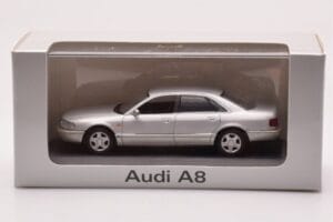 Audi A8 D2 Srebrn Zelen Pas Minichamps 1:43 AUDI-264455 Kovina – slika 4 od 4