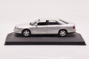 Audi A8 D2 Srebrn Zelen Pas Minichamps 1:43