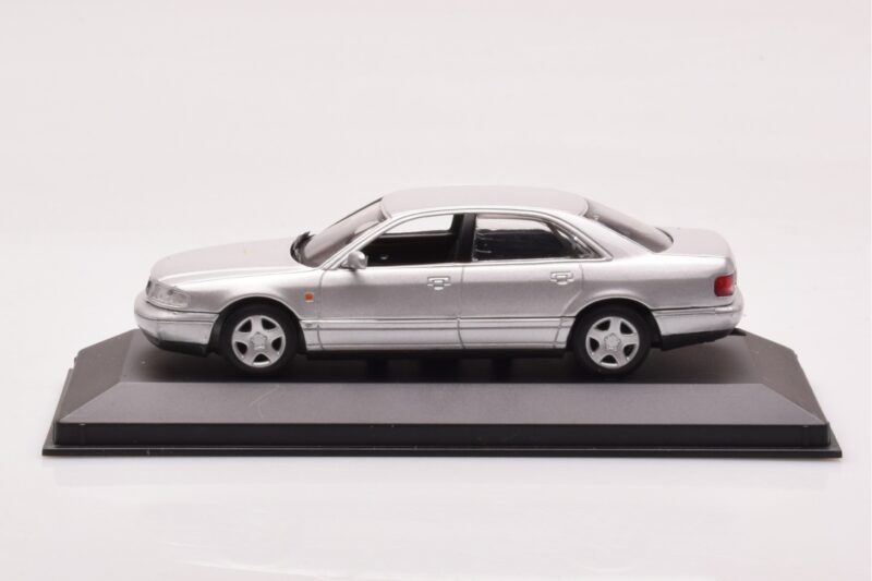 Audi A8 D2 Srebrna Minichamps 1:43
