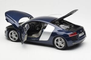 Audi R8 4.2 FSI V8 Moder Kyosho 1:18 09213BL Kovina – slika 5 od 8
