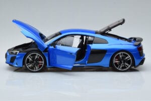 Audi R8 Performance Modra Kengfai 1:18 VAKF-0355 Kovina – slika 4 od 10