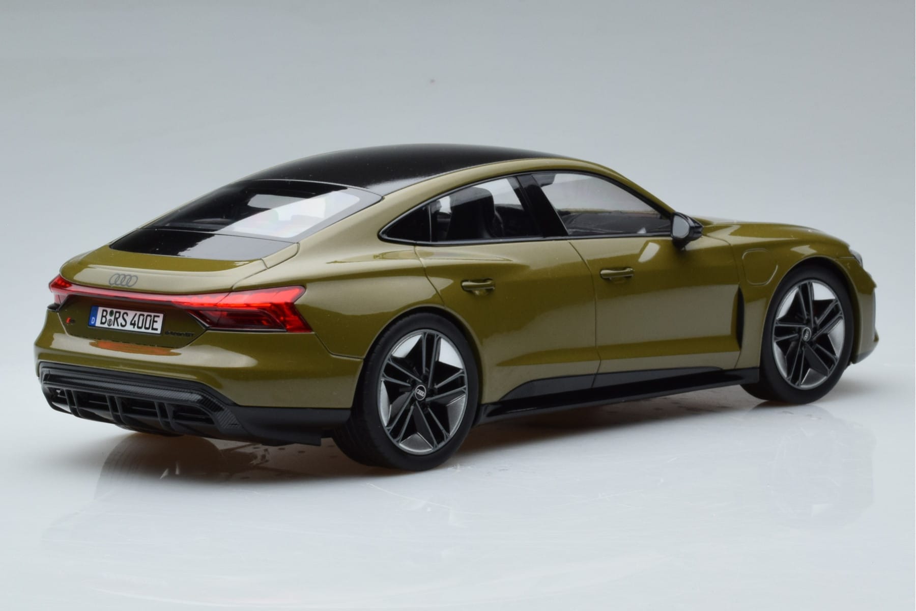 Audi RS E-Tron GT Olivna Norev 1:18 188380 Kovina – slika 2 od 6