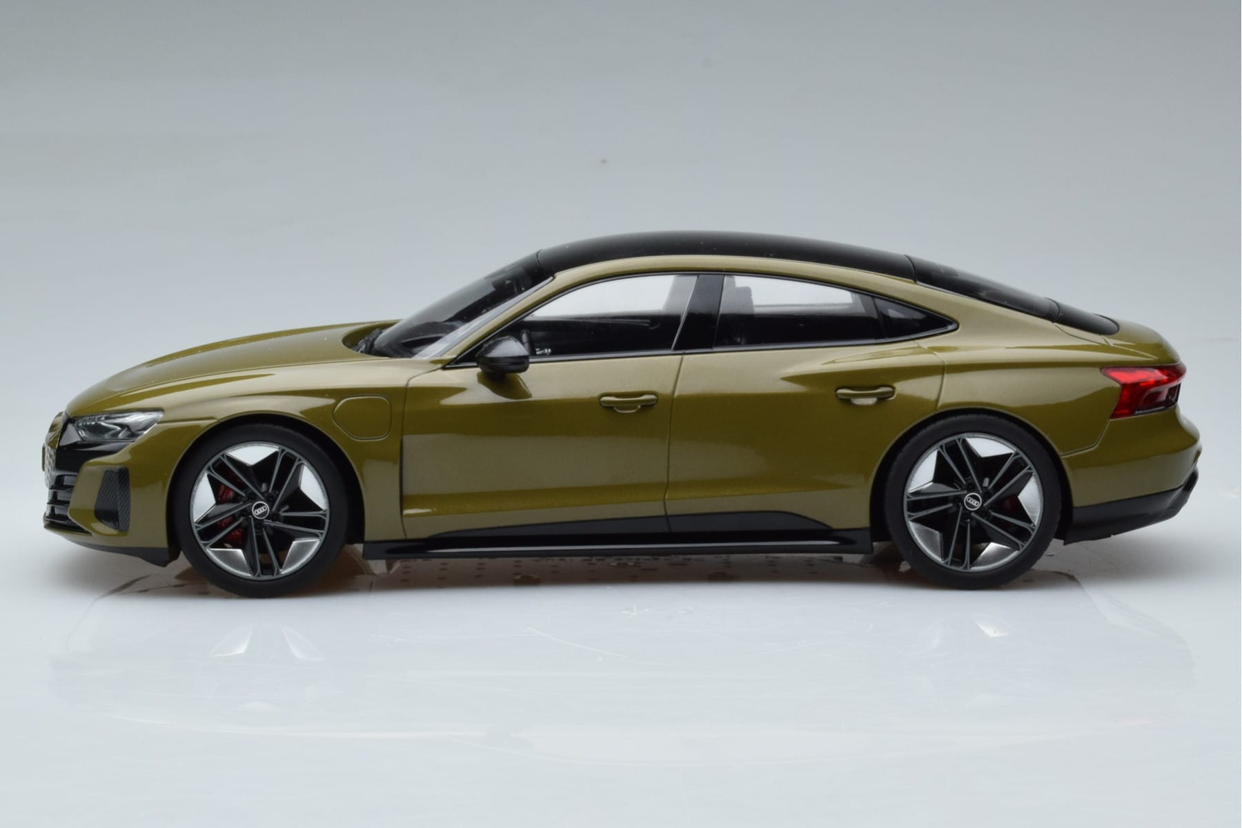 Audi RS E-Tron GT Olivna Norev 1:18 188380 Kovina – slika 3 od 6