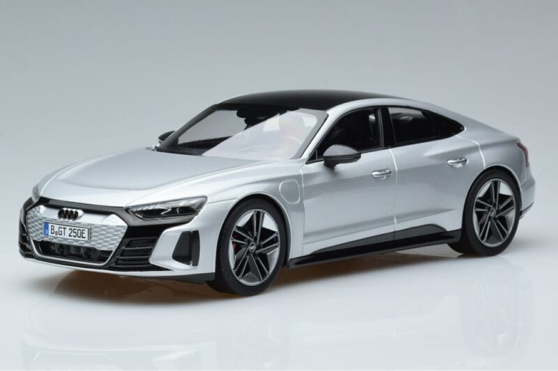 Audi RS e-tron GT Srebrn Norev 1:18 188381 Kovina