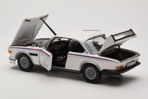 BMW 3.0 CSL E9 Bela Heritage Edition Minichamps 1:18 80432411550 Kovina – slika 5 od 8