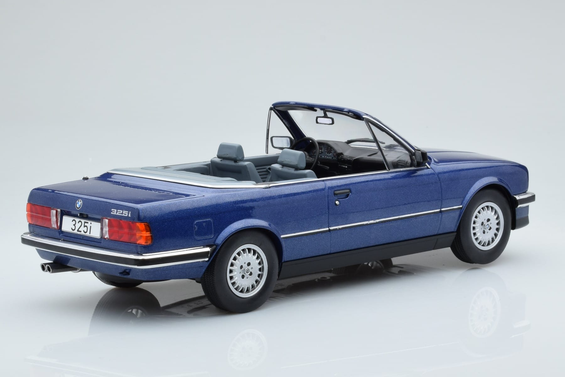 BMW 325i E30 Kabriolet Modra MCG 1:18 MCG18381 Kovina – slika 2 od 5