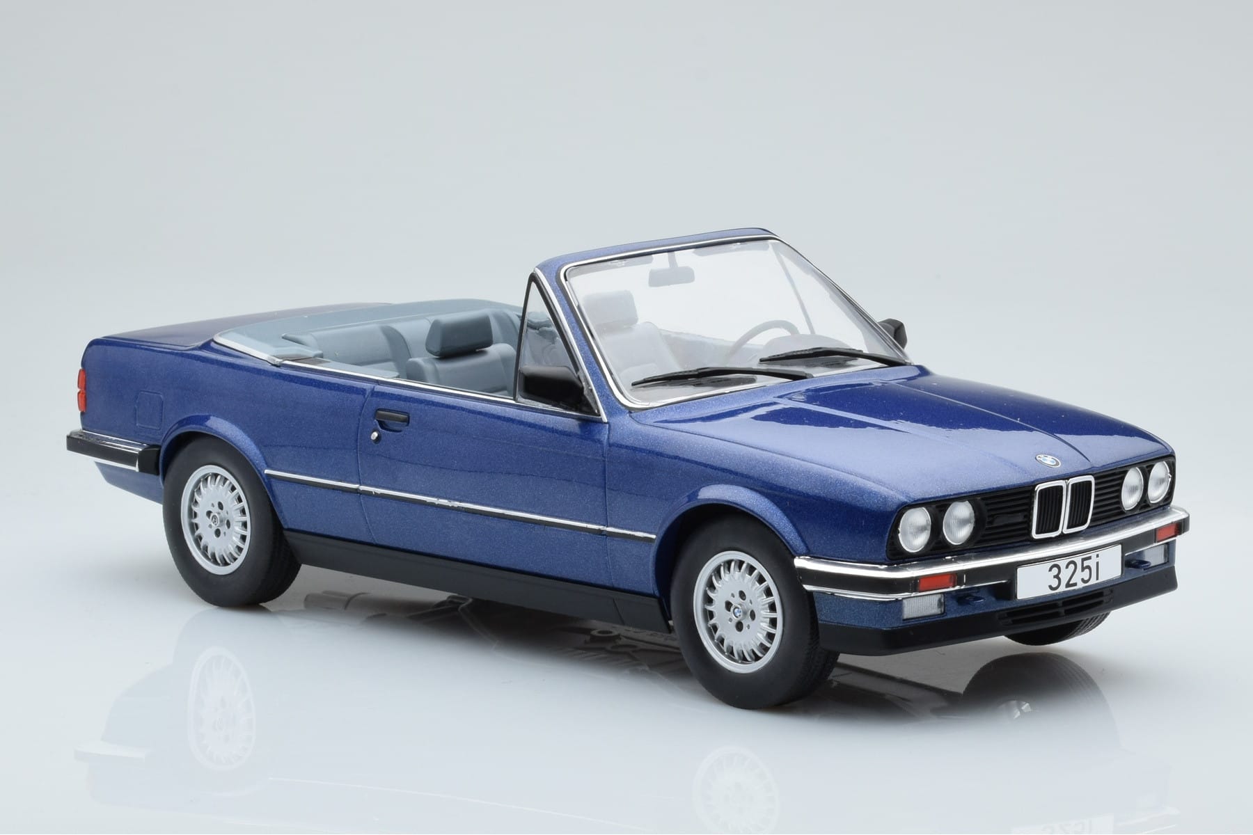 BMW 325i E30 Kabriolet Modra MCG 1:18 MCG18381 Kovina – slika 3 od 5