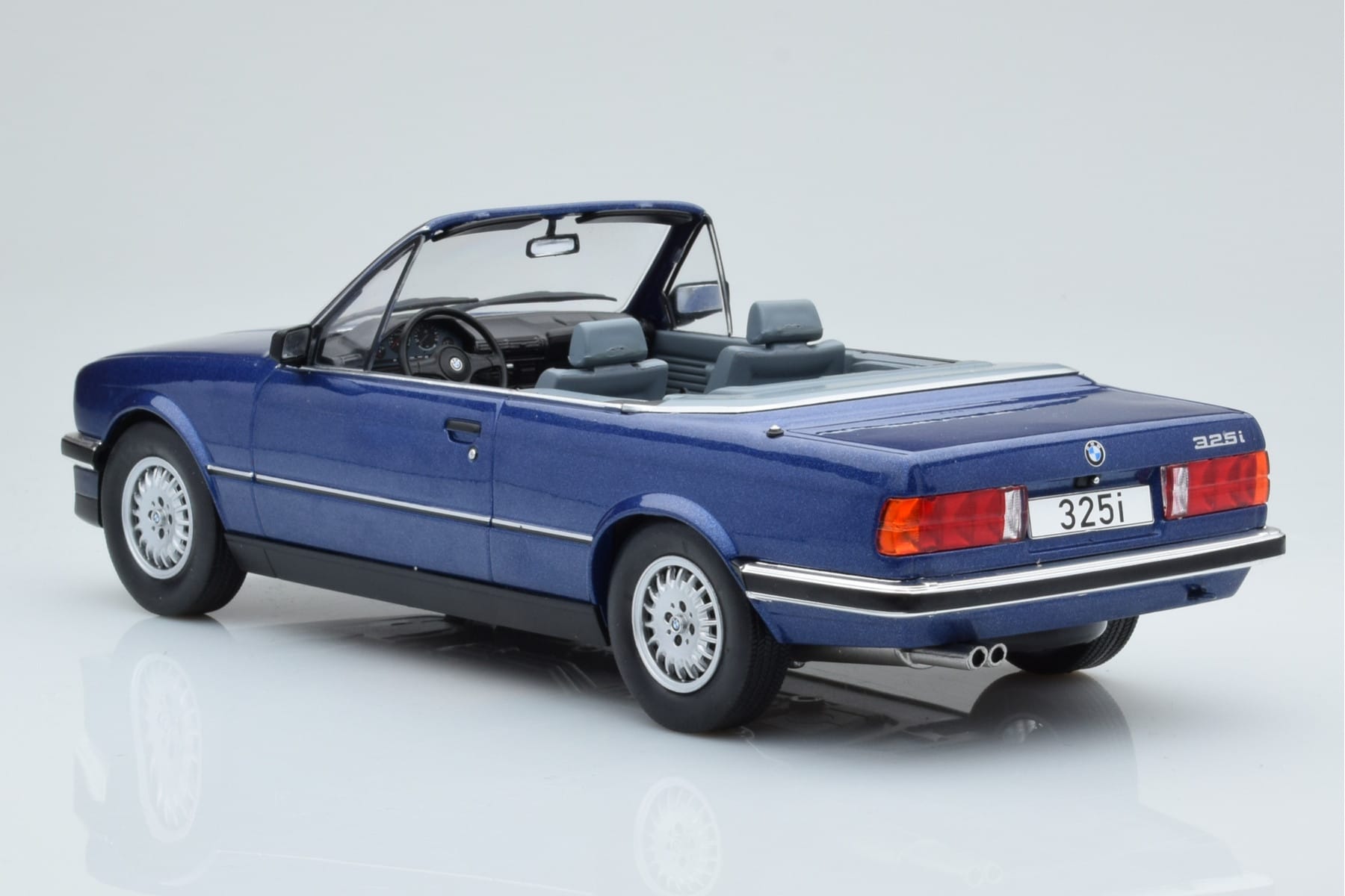 BMW 325i E30 Kabriolet Modra MCG 1:18 MCG18381 Kovina – slika 4 od 5