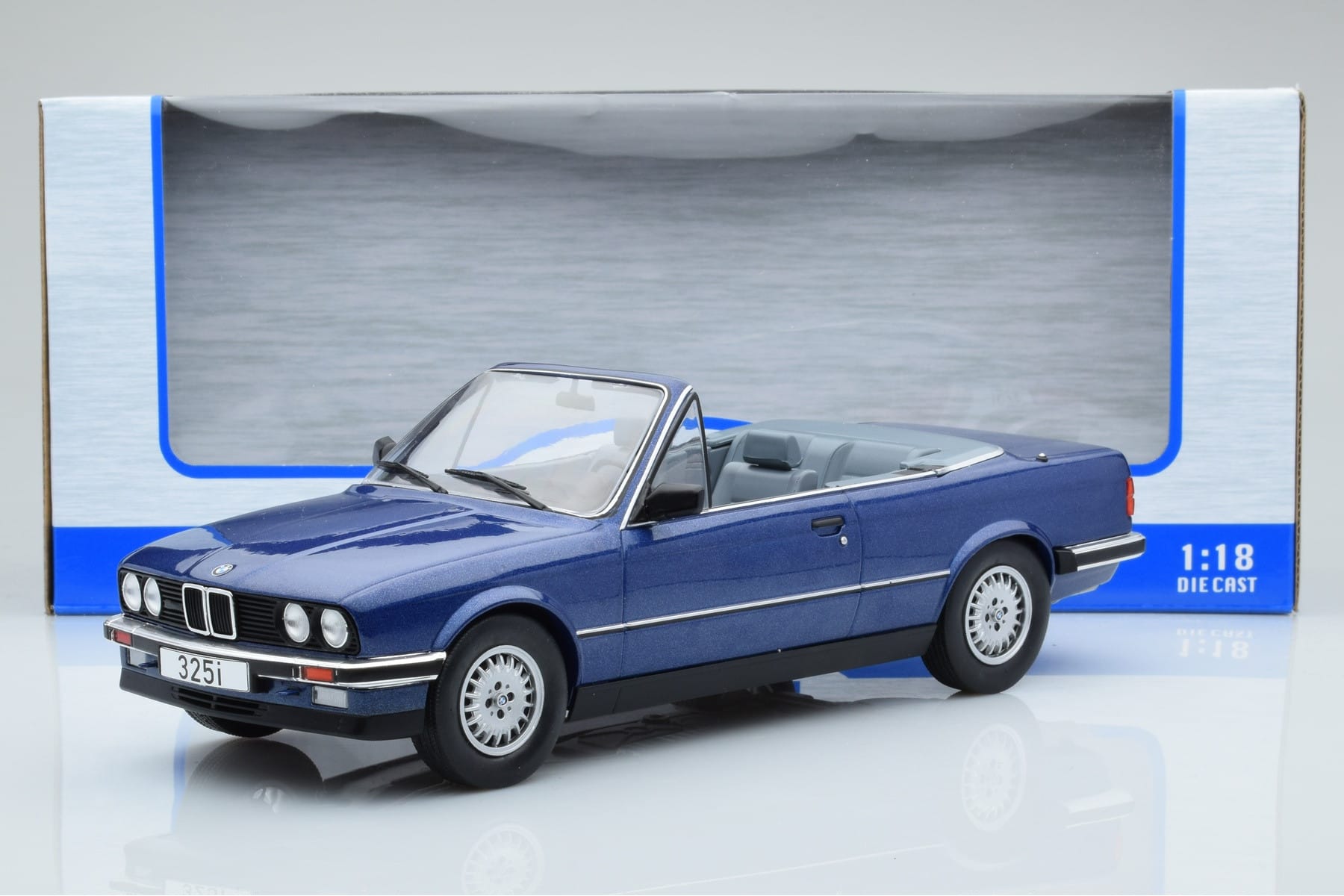BMW 325i E30 Kabriolet Modra MCG 1:18 MCG18381 Kovina – slika 5 od 5
