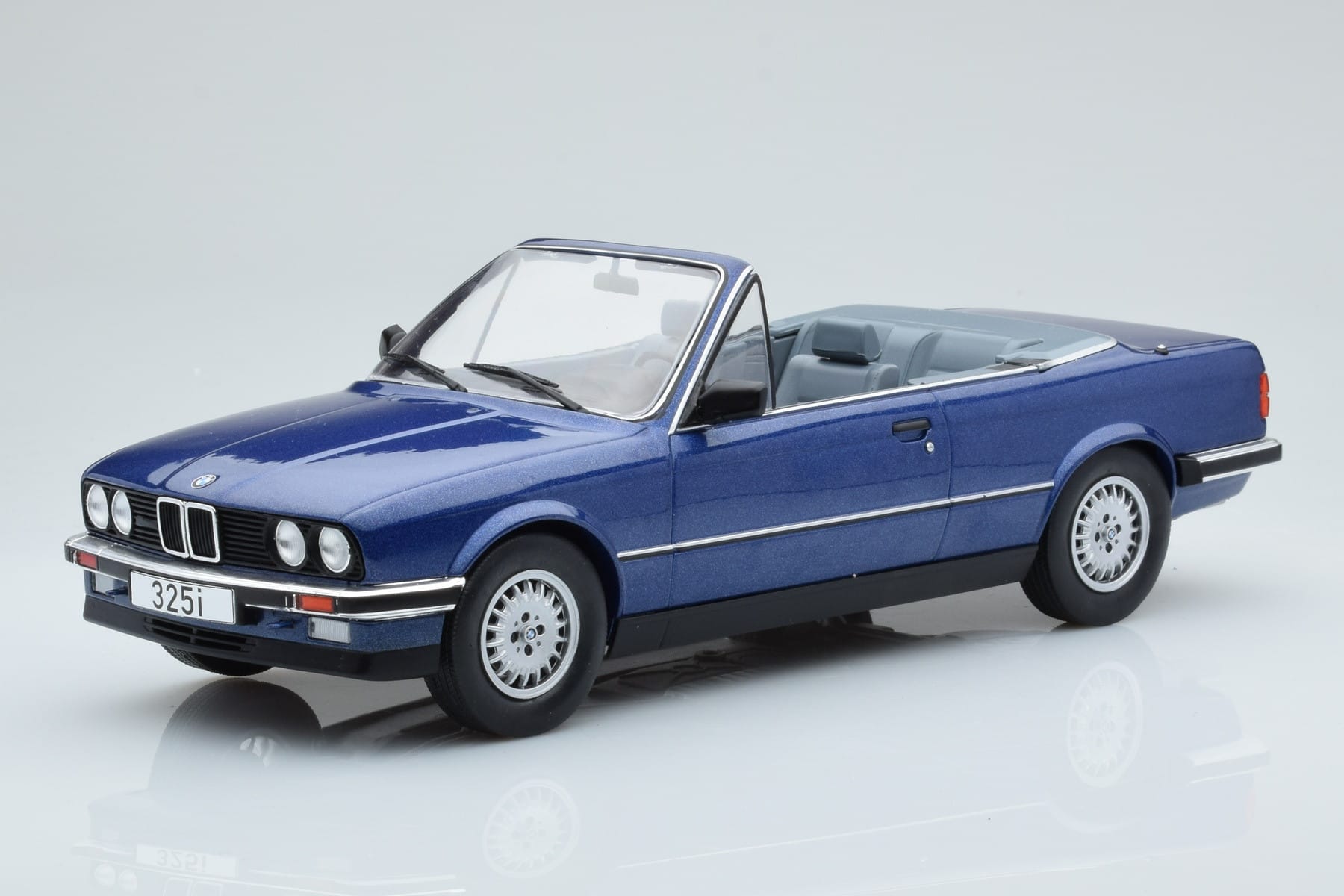BMW 325i E30 Kabriolet Modra MCG 1:18 MCG18381 Kovina
