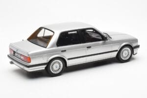 BMW 325i E30 Srebrna Otto 1:18 OT912 Smola – slika 2 od 6