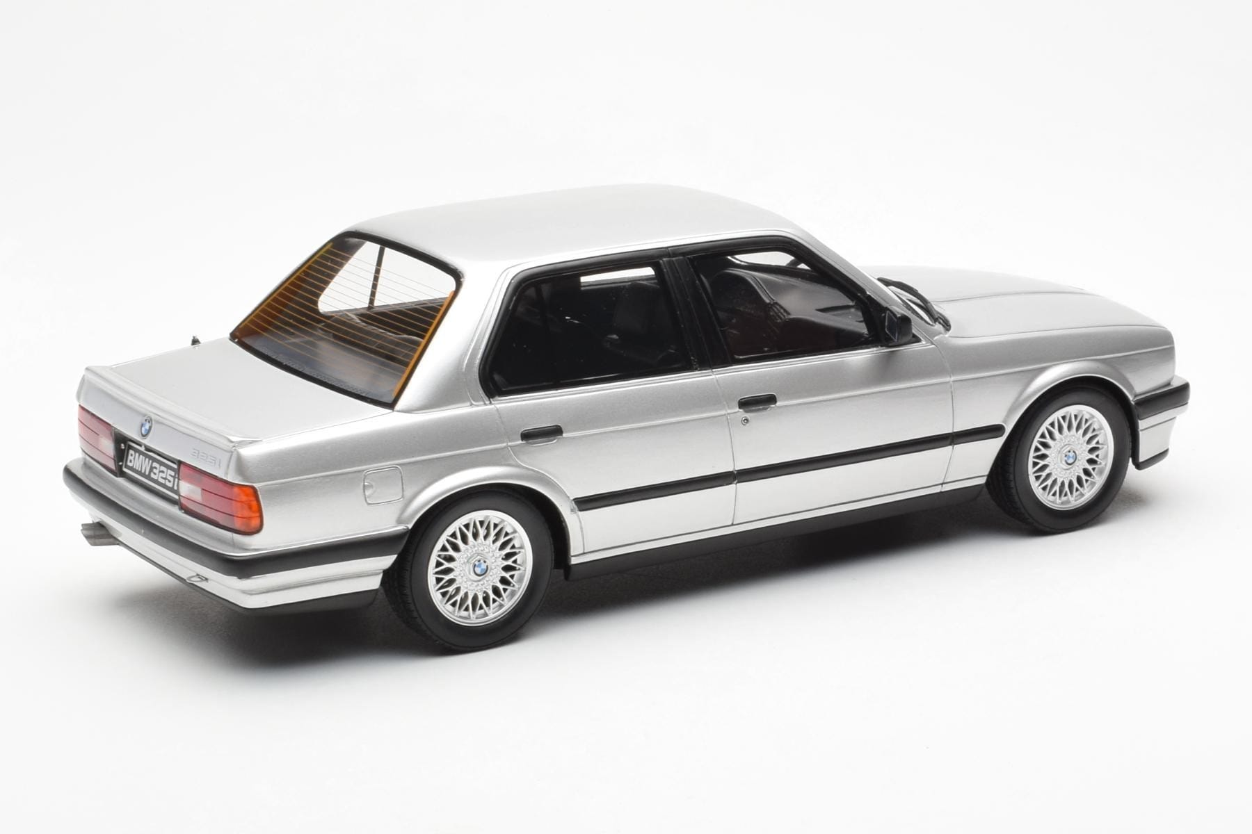 BMW 325i E30 Srebrna Otto 1:18 OT912 Smola – slika 2 od 6