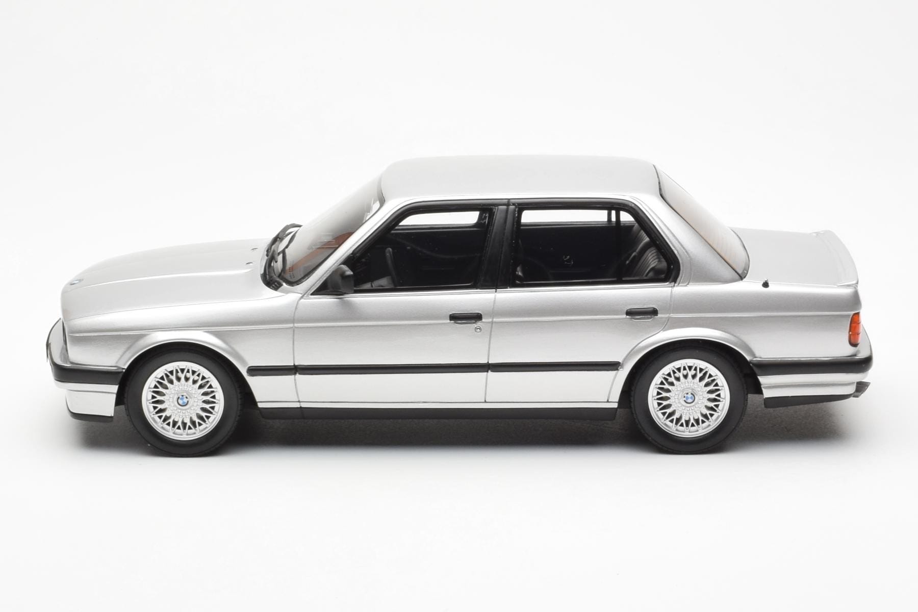 BMW 325i E30 Srebrna Otto 1:18 OT912 Smola – slika 3 od 6