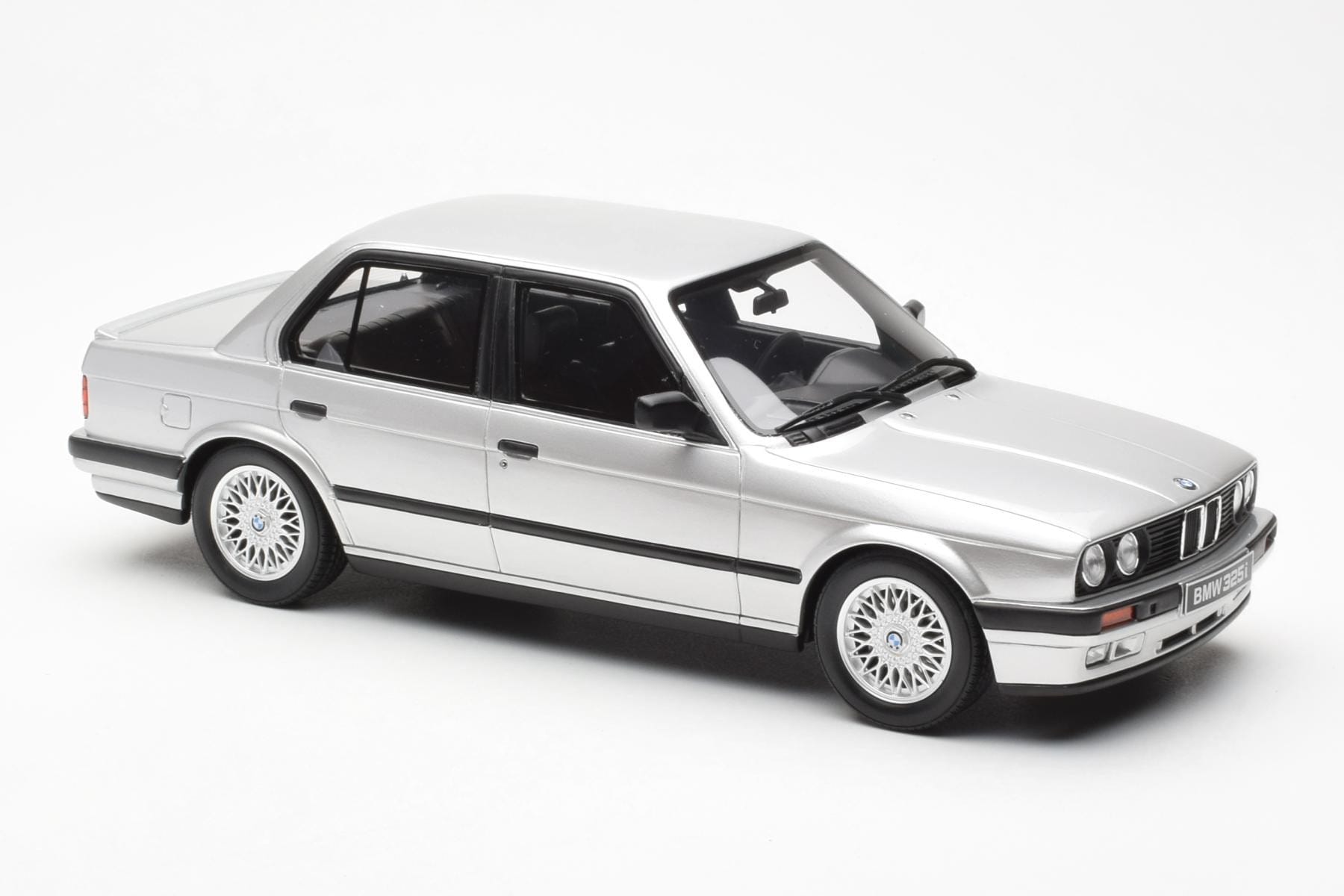 BMW 325i E30 Srebrna Otto 1:18 OT912 Smola – slika 4 od 6