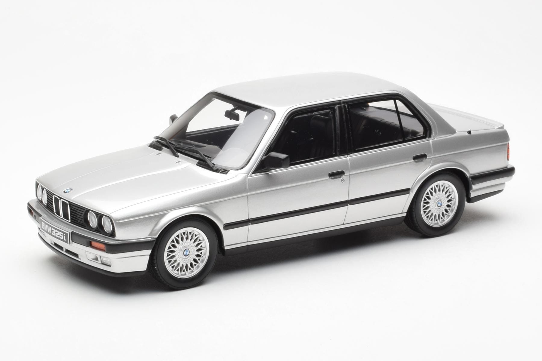 BMW 325i E30 Srebrna Otto 1:18 OT912 Smola