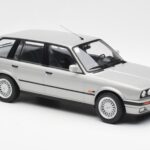 BMW 325i E30 Touring Srebrna Norev 1:18 - image 4 of 6