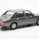 BMW 520i E28 Siv MCG 1:18 - image 2 of 6