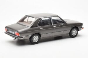 BMW 520i E28 Siv MCG 1:18 MCG18121 Kovina – slika 2 od 6