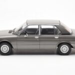 BMW 520i E28 Siv MCG 1:18 - image 3 of 6