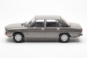 BMW 520i E28 Siv MCG 1:18 MCG18121 Kovina – slika 3 od 6