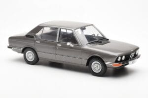 BMW 520i E28 Siv MCG 1:18 MCG18121 Kovina – slika 4 od 6