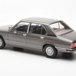 BMW 520i E28 Siv MCG 1:18 - image 5 of 6