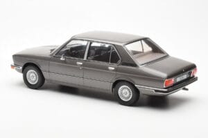 BMW 520i E28 Siv MCG 1:18 MCG18121 Kovina – slika 5 od 6