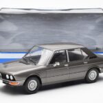 BMW 520i E28 Siv MCG 1:18 - image 6 of 6