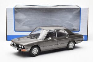 BMW 520i E28 Siv MCG 1:18 MCG18121 Kovina – slika 6 od 6