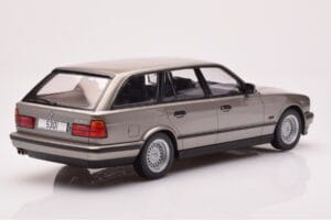 BMW 530i E34 Touring Siv Metalik MCG 1:18 MCG18330 Kovina – slika 2 od 6