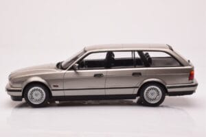 BMW 530i E34 Touring Siv Metalik MCG 1:18 MCG18330 Kovina – slika 3 od 6