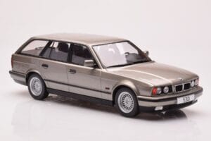 BMW 530i E34 Touring Siv Metalik MCG 1:18 MCG18330 Kovina – slika 4 od 6