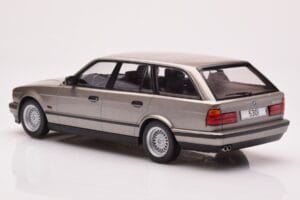 BMW 530i E34 Touring Siv Metalik MCG 1:18 MCG18330 Kovina – slika 5 od 6