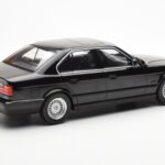 BMW 540i E34 Črn Metallic MCG 1:18 - image 2 of 6