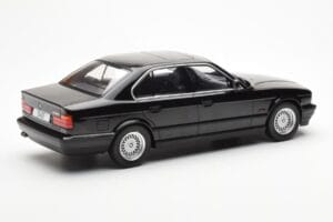 BMW 540i E34 Črn Metallic MCG 1:18 MCG18157 Kovina – slika 2 od 6