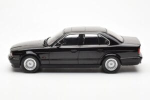 BMW 540i E34 Črn Metallic MCG 1:18 MCG18157 Kovina – slika 3 od 6