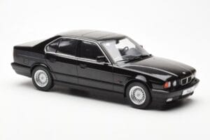 BMW 540i E34 Črn Metallic MCG 1:18 MCG18157 Kovina – slika 4 od 6