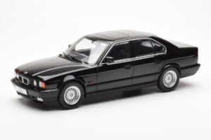 BMW 540i E34 Črn Metallic MCG 1:18